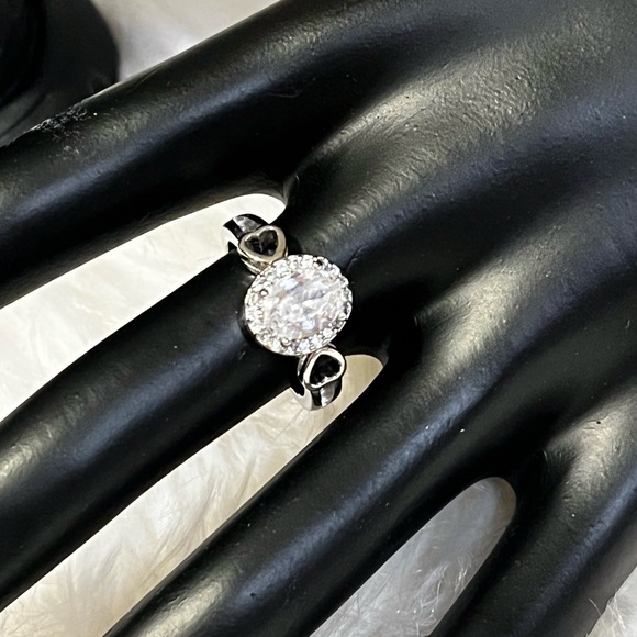 CZ oval ring with Heart detail - sterling silver - Picture 1 of 3